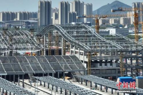 圖為航拍南沿江鐵路江陰站站房屋面鋼結(jié)構(gòu)桁架整體提升現(xiàn)場。(無人機(jī)照片) 中新社記者 泱波 攝